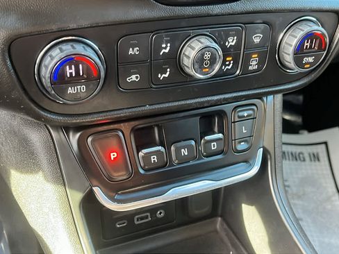 Used 2019 GMC Terrain SLE w/ Driver Convenience Package image 17