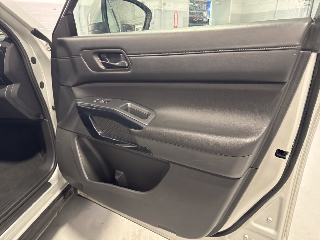 Used 2025 Nissan Pathfinder SV AWD/4WD image 33