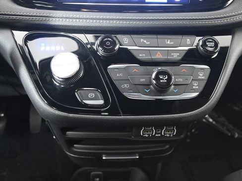 Used 2024 Chrysler Pacifica Touring FWD image 30