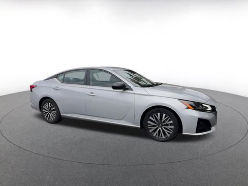 Used 2024 Nissan Altima 2.5 SV image 2