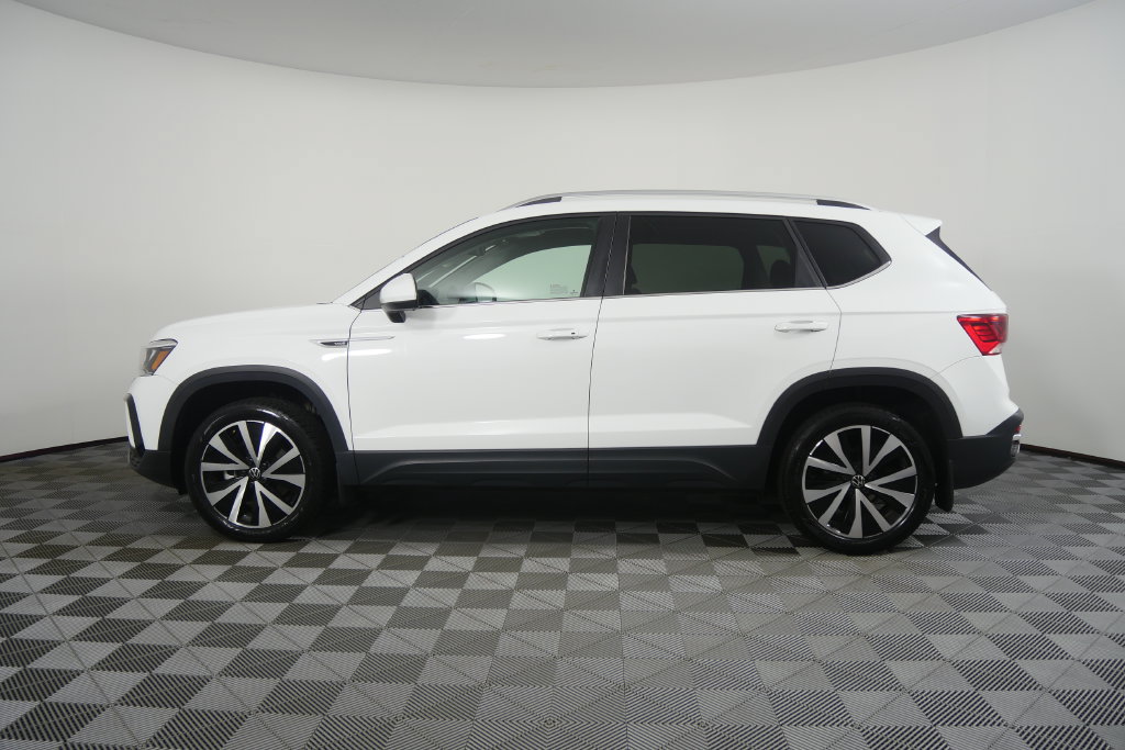 Used 2024 Volkswagen Taos SE FWD image 2