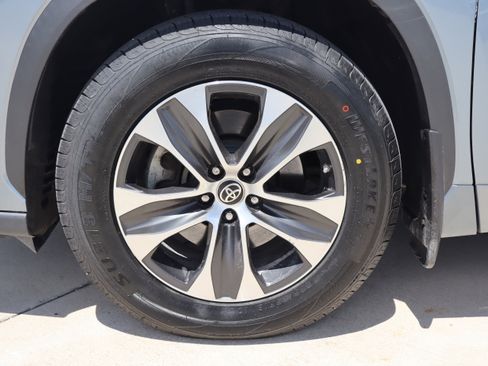 Used 2022 Toyota Highlander XLE AWD/4WD image 32