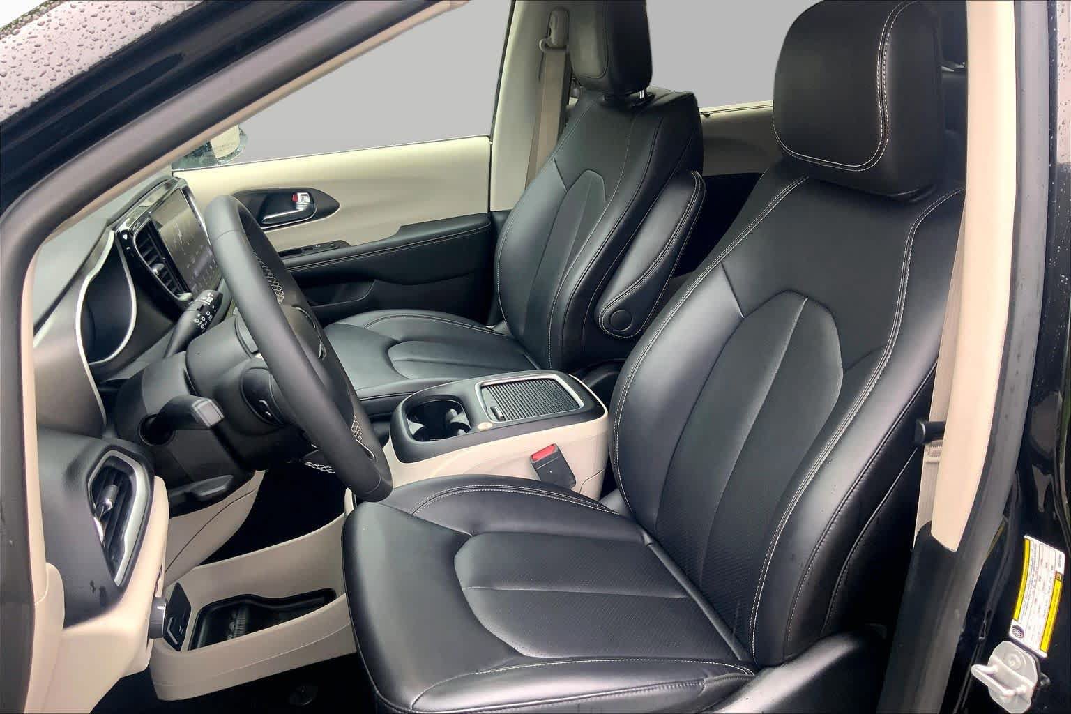 Used 2024 Chrysler Pacifica Touring-L FWD image 8