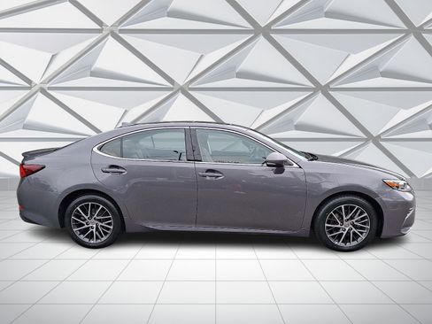Used 2016 Lexus ES 350 w/ Premium Package w/Wood Trim FWD image 12