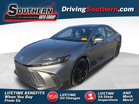 Used 2025 Toyota Camry SE image 1