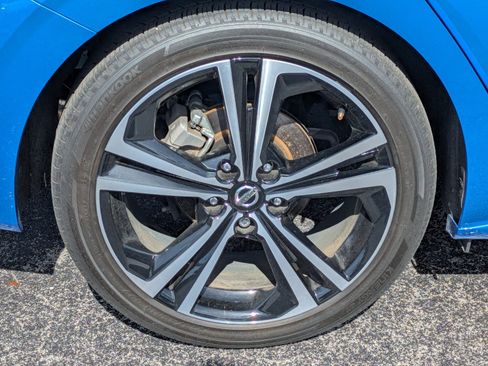 Used 2022 Nissan Sentra SR w/ SR Premium Package FWD image 9