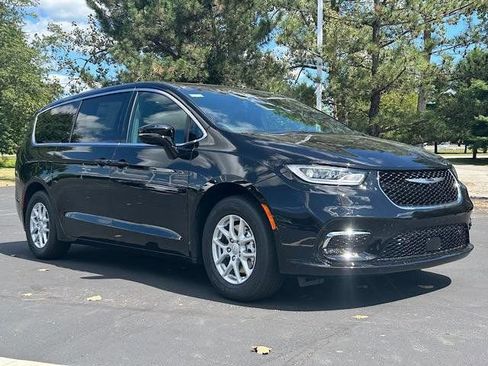 New 2026 Chrysler Pacifica Select FWD image 10