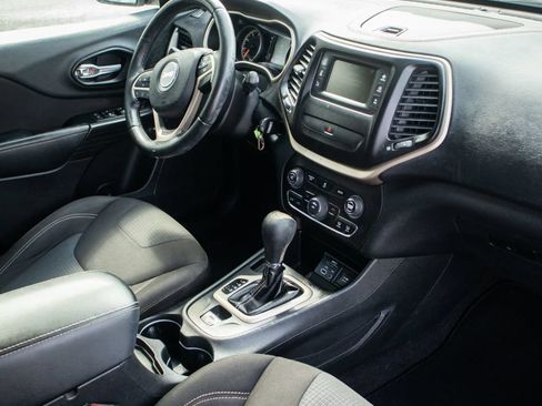 Used 2016 Jeep Cherokee Latitude FWD image 13