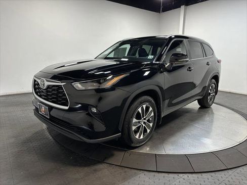 Certified 2025 Toyota Highlander XLE AWD/4WD image 1