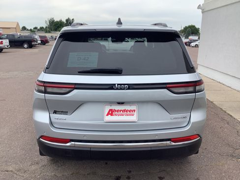 Used 2022 Jeep Grand Cherokee Altitude AWD/4WD image 6