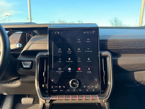 Used 2025 GMC Yukon XL AT4 Ultimate AWD/4WD image 17