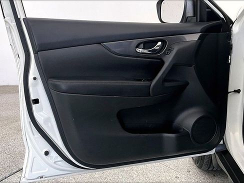 Used 2017 Nissan Rogue SV w/ SV Premium Package image 23