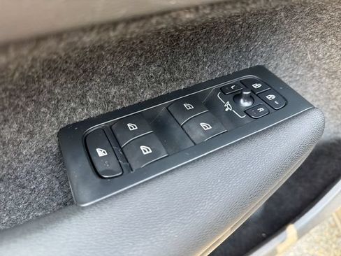 Used 2024 Volvo XC40 B5 Plus AWD/4WD image 13