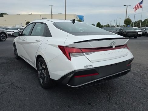 Certified 2025 Hyundai Elantra SEL FWD image 3