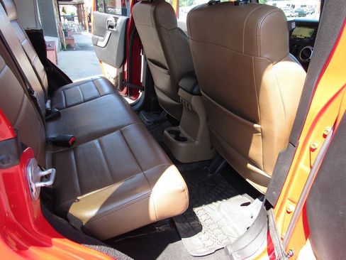 Used 2012 Jeep Wrangler Unlimited Sahara w/ Connectivity Group AWD/4WD image 33