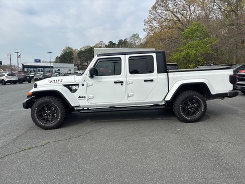 Used 2025 Jeep Gladiator Sport image 3
