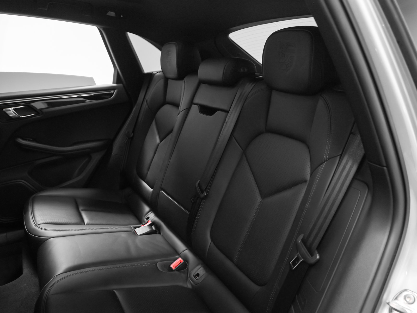 Certified 2023 Porsche Macan AWD/4WD image 36