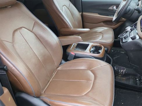 Used 2017 Chrysler Pacifica Limited image 21