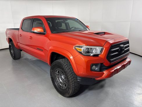 Used 2016 Toyota Tacoma TRD Sport AWD/4WD image 2