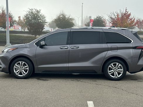 Used 2023 Toyota Sienna Platinum image 7