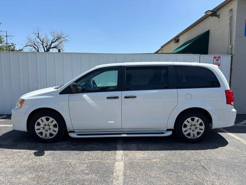 Used 2019 Dodge Grand Caravan SE w/ UConnect Hands-Free Group FWD image 2