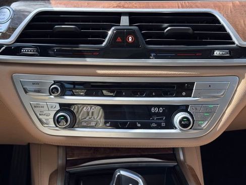 Used 2018 BMW 750i RWD image 48