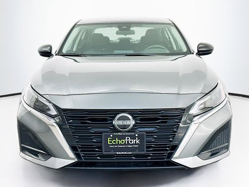 Used 2024 Nissan Altima 2.5 SV FWD image 2