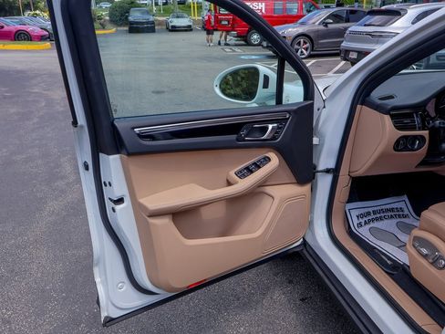 Certified 2026 Porsche Macan AWD/4WD image 27