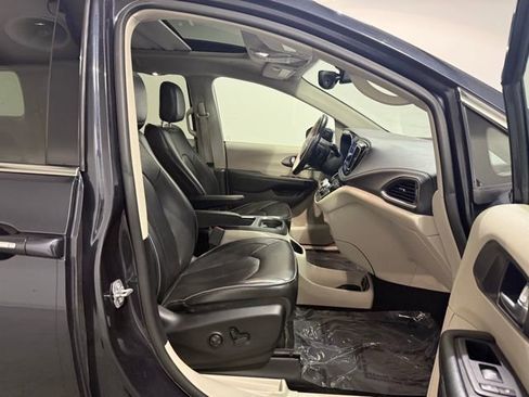 Used 2019 Chrysler Pacifica Limited w/ Tire & Wheel Group image 28