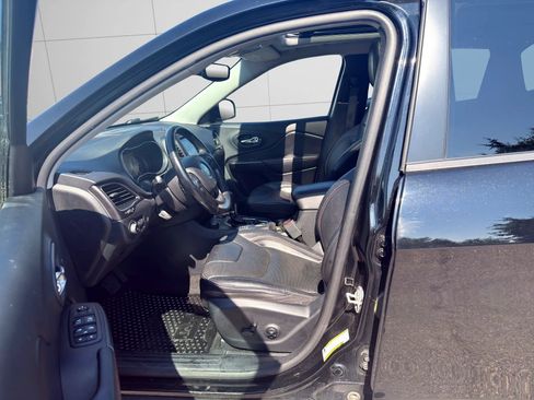 Used 2020 Jeep Cherokee Trailhawk AWD/4WD image 12