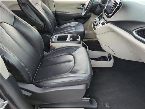 Used 2023 Chrysler Pacifica Touring-L FWD image 20