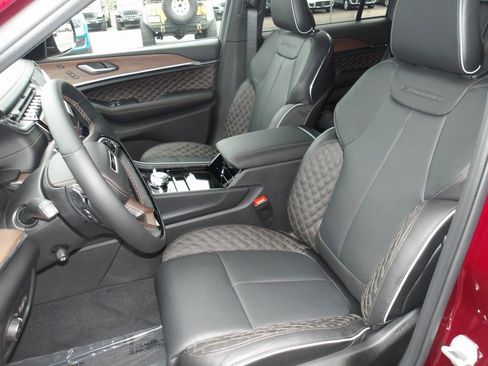 New 2025 Jeep Grand Cherokee Summit image 11