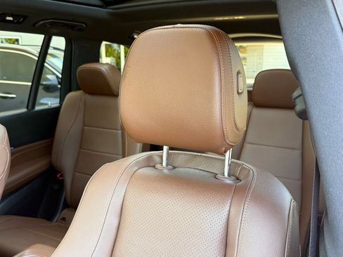 Used 2024 Mercedes-Benz GLS 450 4MATIC image 3