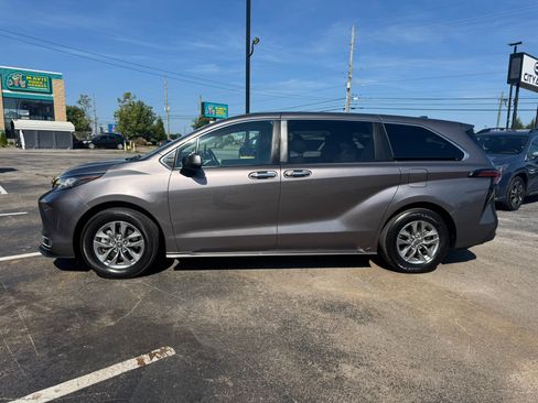 Used 2022 Toyota Sienna XLE FWD image 3