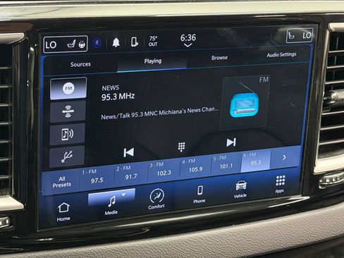 Used 2024 Chrysler Pacifica Touring-L FWD image 18
