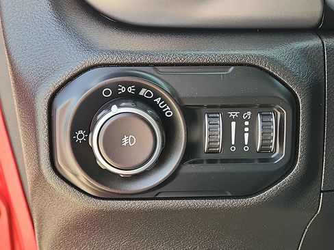 Used 2020 Jeep Wrangler Unlimited Sahara image 20