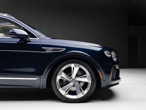 Used 2024 Bentley Bentayga AWD/4WD image 38