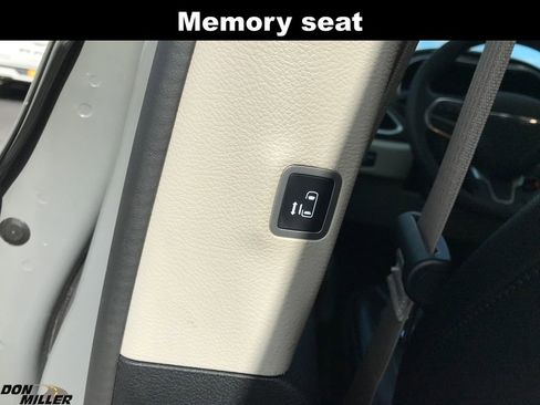 Certified 2022 Chrysler Pacifica Touring-L image 11