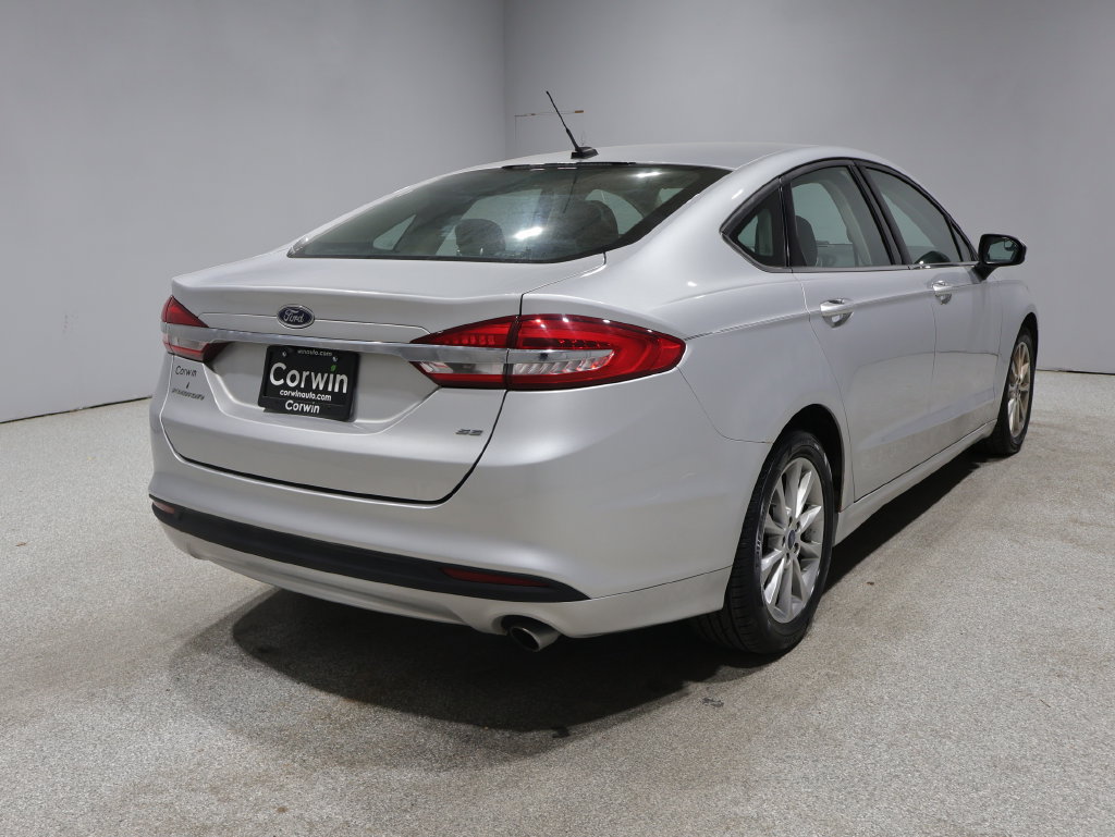 Used 2017 Ford Fusion SE FWD image 13