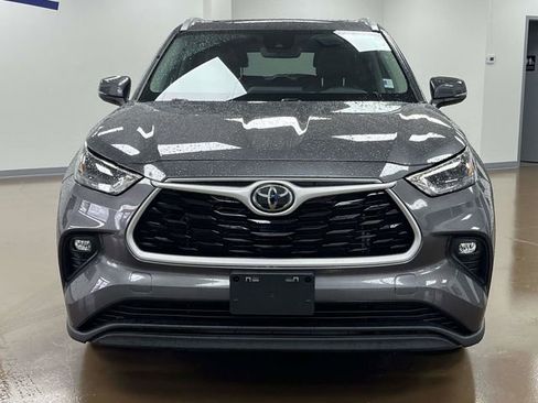 Used 2023 Toyota Highlander XLE AWD/4WD image 2
