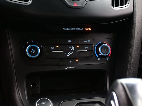 Used 2015 Ford Focus SE FWD image 19
