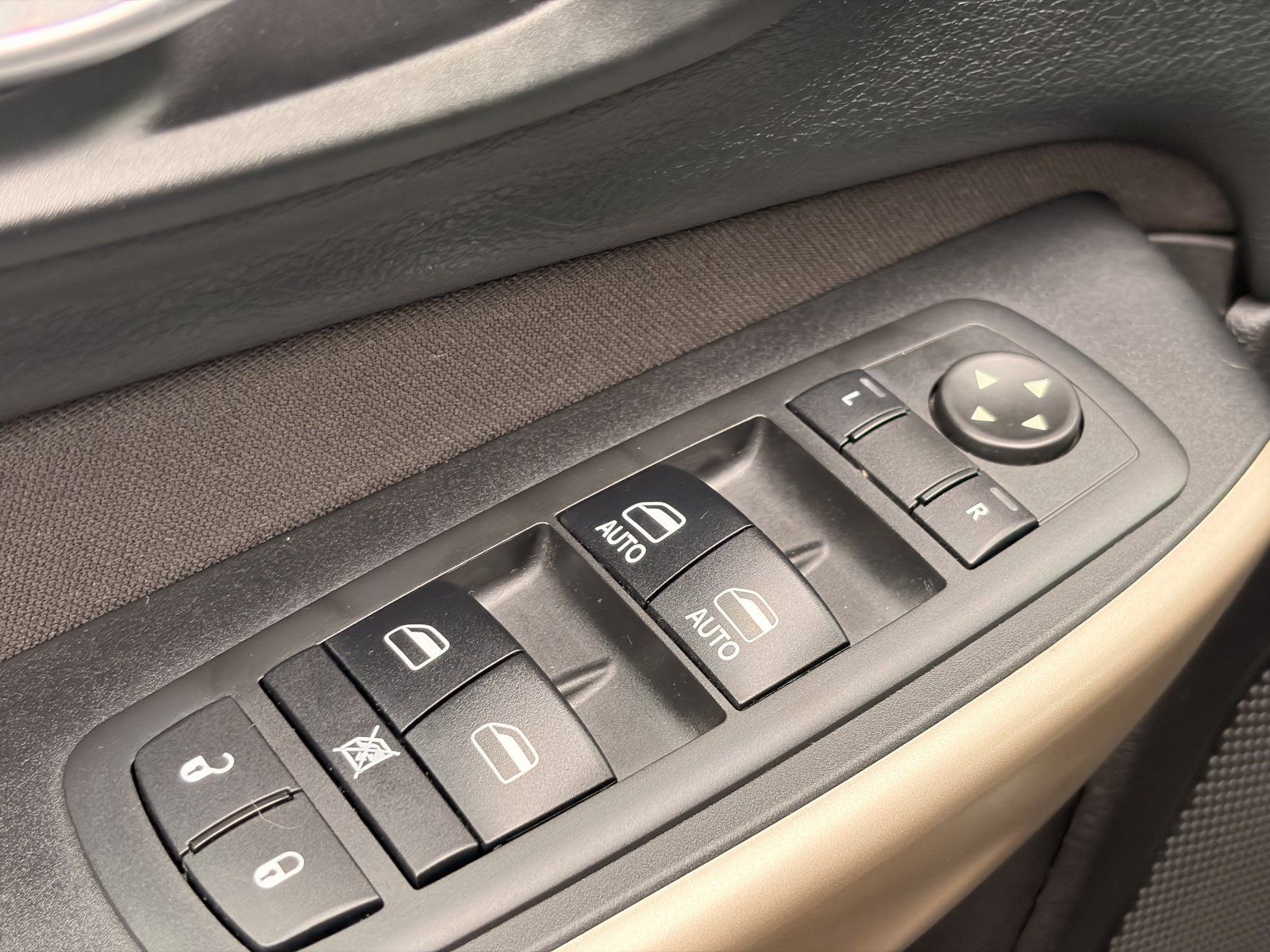 Used 2017 Jeep Cherokee Latitude w/ Comfort/Convenience Group AWD/4WD image 20
