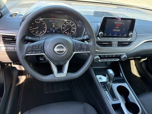 Used 2024 Nissan Altima 2.5 SV image 11