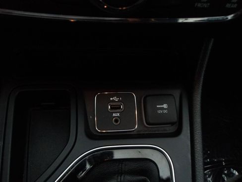 Used 2020 Jeep Cherokee Limited FWD image 26