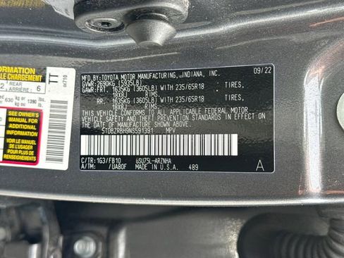 Used 2022 Toyota Highlander LE AWD/4WD image 23