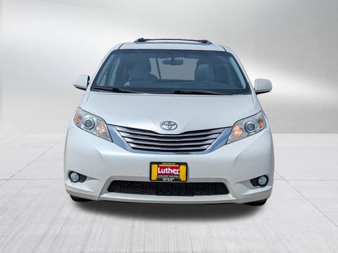 Used 2017 Toyota Sienna XLE AWD/4WD image 2