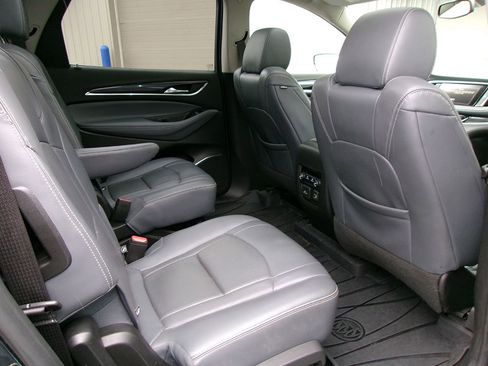 Used 2019 Buick Enclave Essence w/ LPO, Luxury Package image 11