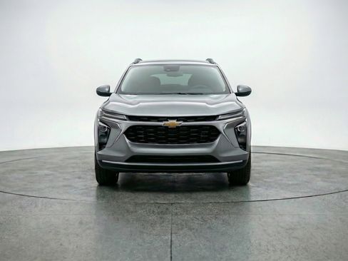 Used 2025 Chevrolet Trax LT w/ LT Convenience Package image 2