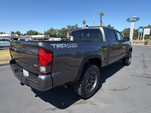 Used 2018 Toyota Tacoma TRD Off-Road w/ Technology Package AWD/4WD image 4