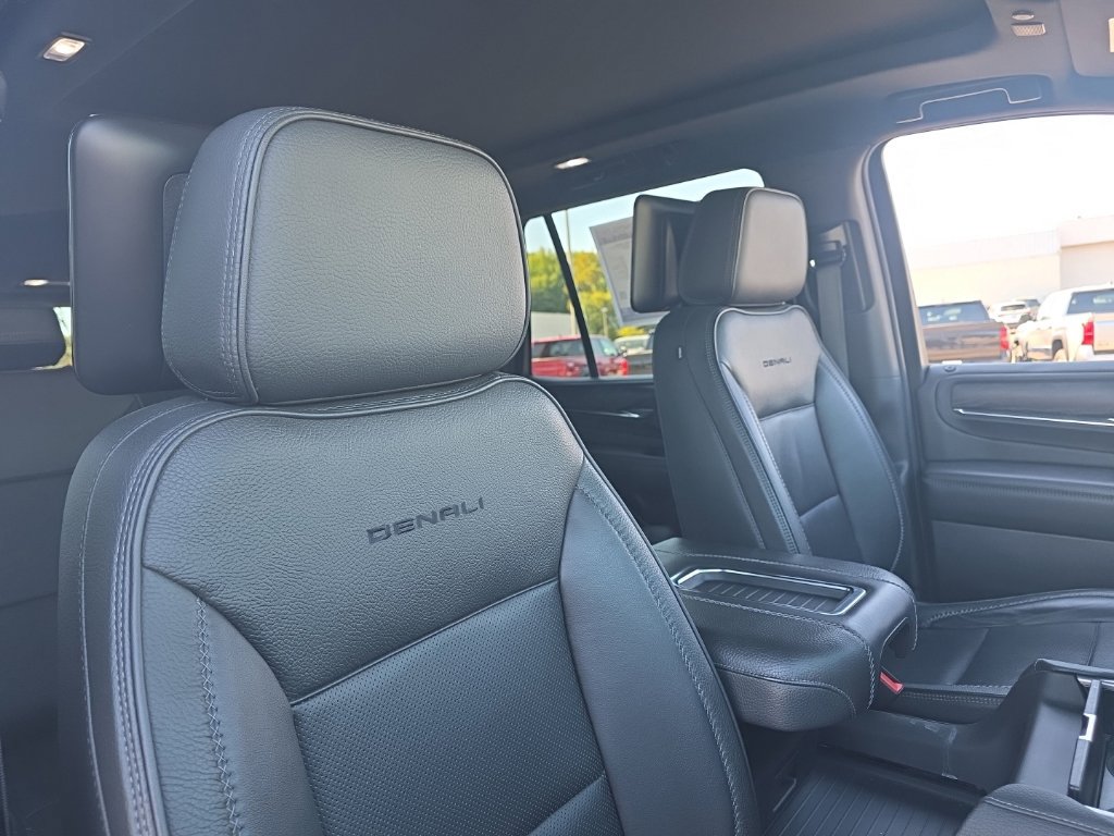 Used 2022 GMC Yukon Denali w/ Denali Ultimate Package AWD/4WD image 12